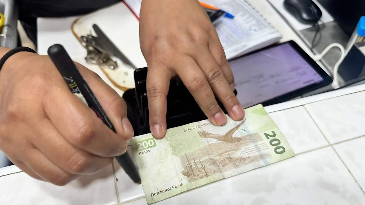 Alertan comerciantes por billetes falsos de 1000 plumón no lo detecta-vivian garpe (3)