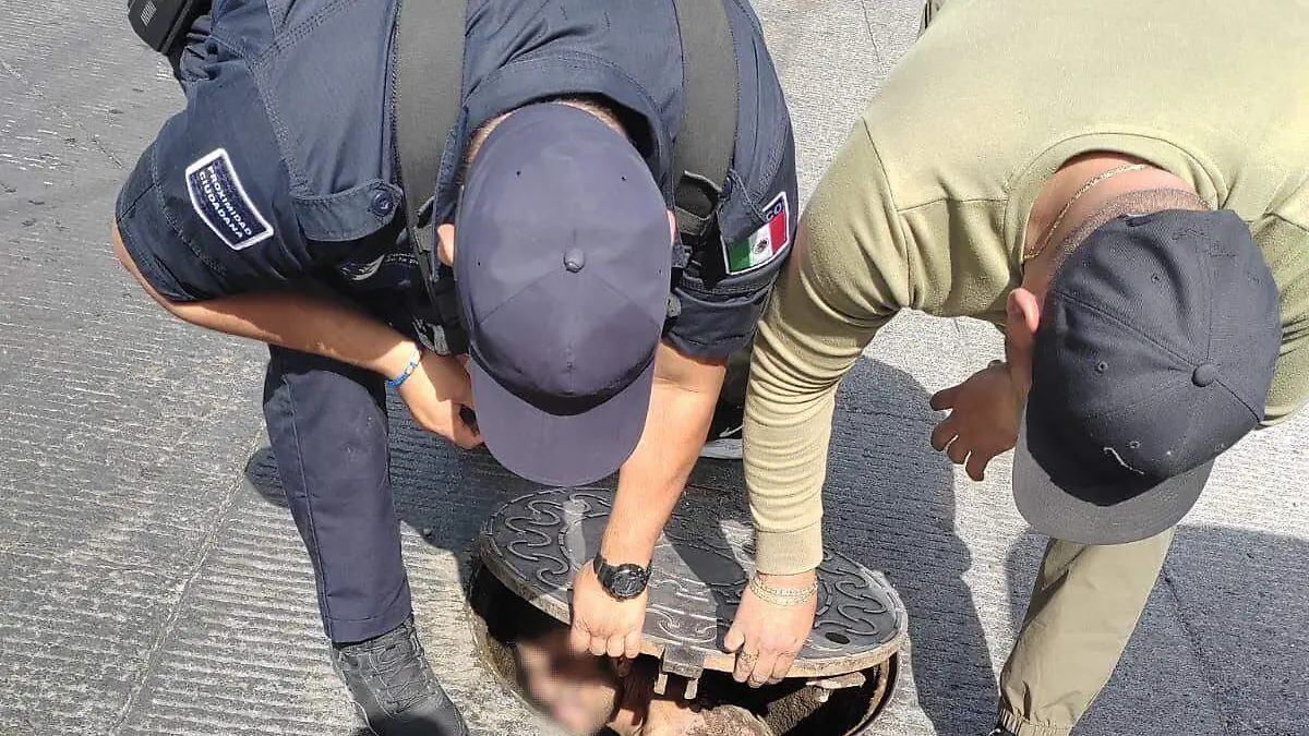 Policía de Guadalajara Hombre en la alcantarilla  (1)