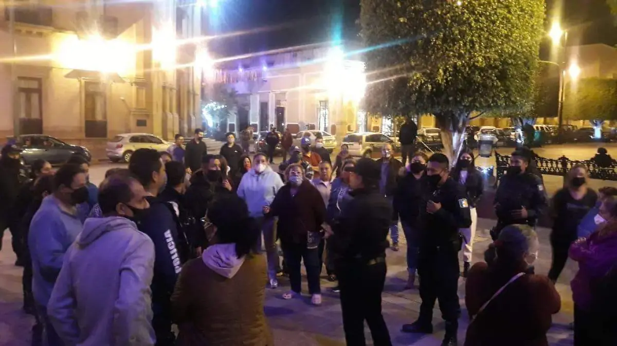 Policia organizandose con familiares y vecinos para la busqueda de María José.jpg 5