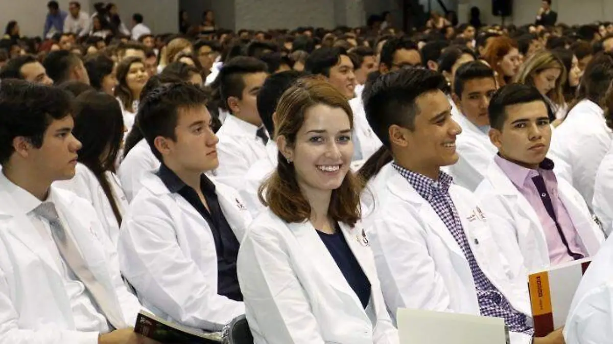 Muy-sonrientes-los-alumnos-por-iniciar-su-nueva-carrera.