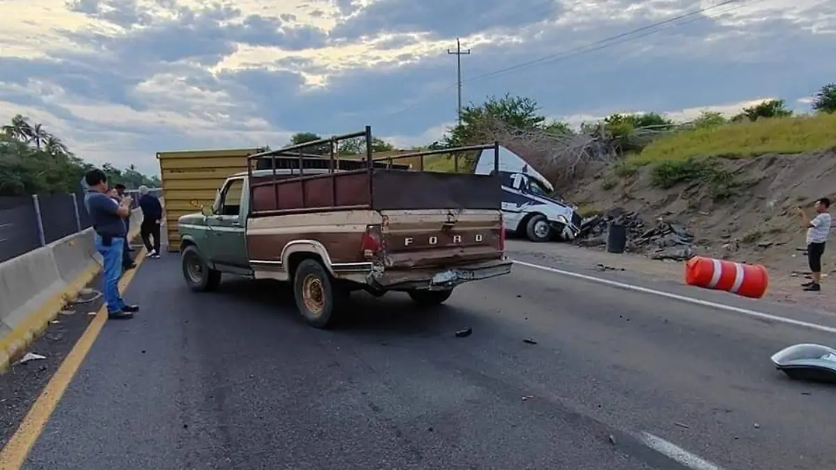 Choque en autopista a Colima (2)