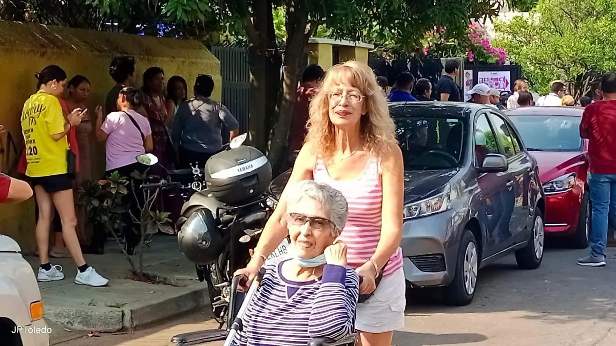 Foto Pablo Toledo adultos mayores salen a votar