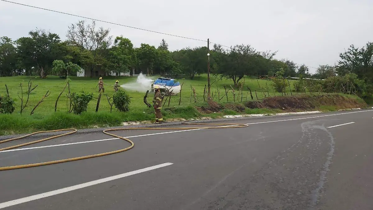 Vuelca pipa cargada con gas LP 2