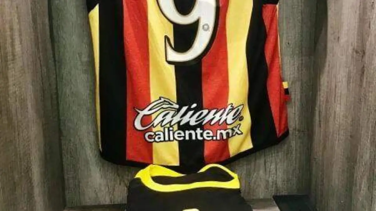 Uniforme Omar Bravo