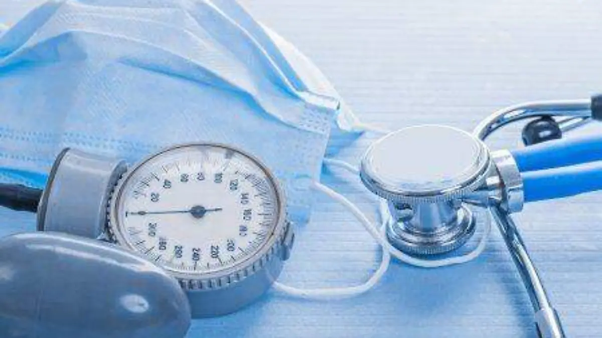 depositphotos_69015929-stock-photo-clipboard-with-stethoscope-and-blood