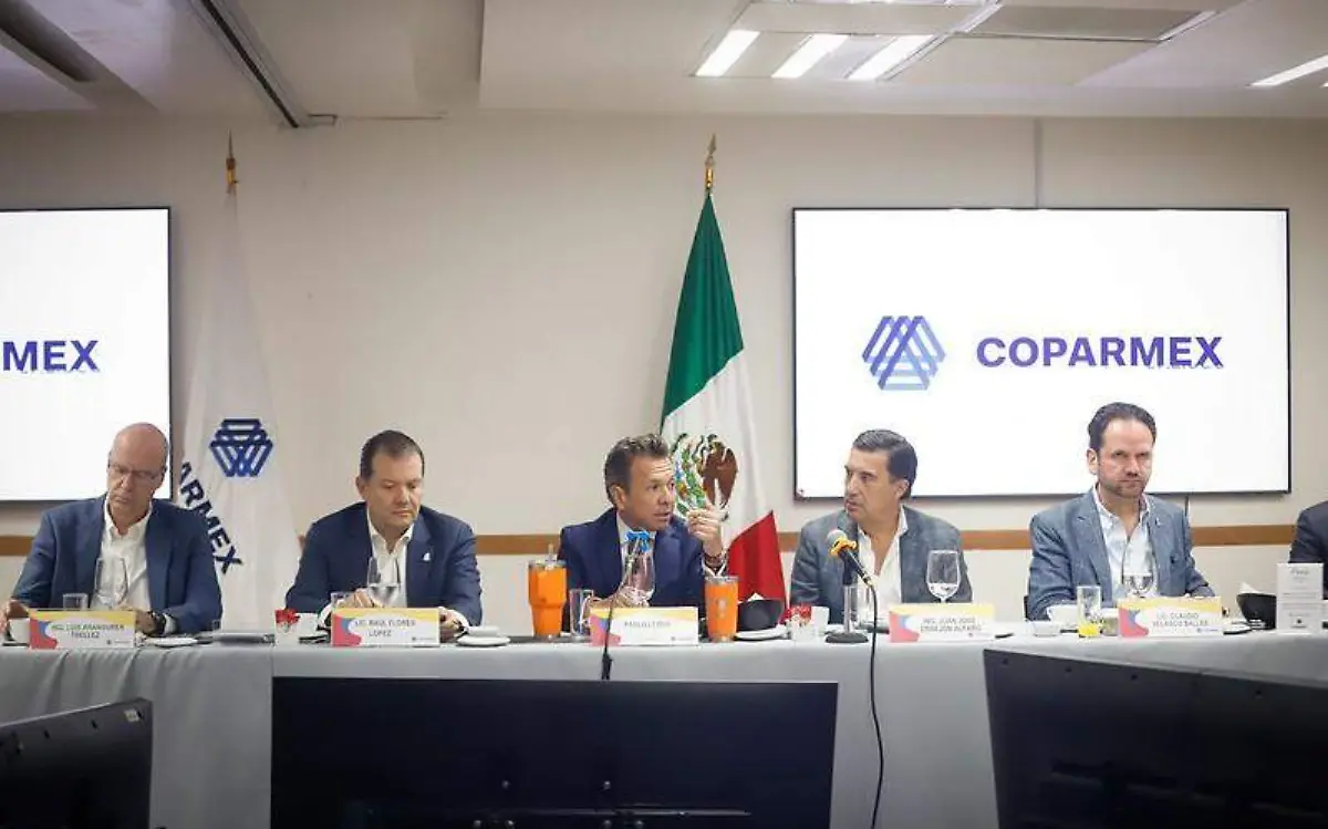 Pablo Lemus con miembros de Coparmex Jalisco