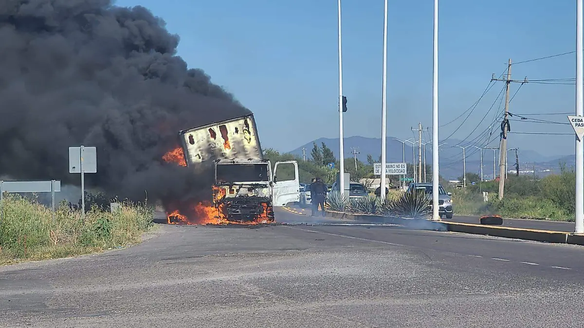 Vehículos incendiados en Zacoalco de Torres
