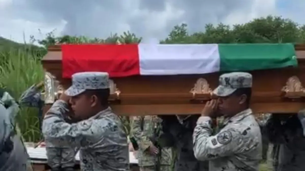 Elementos de la Guardia Nacional homenajean a Ernesto Hernández María