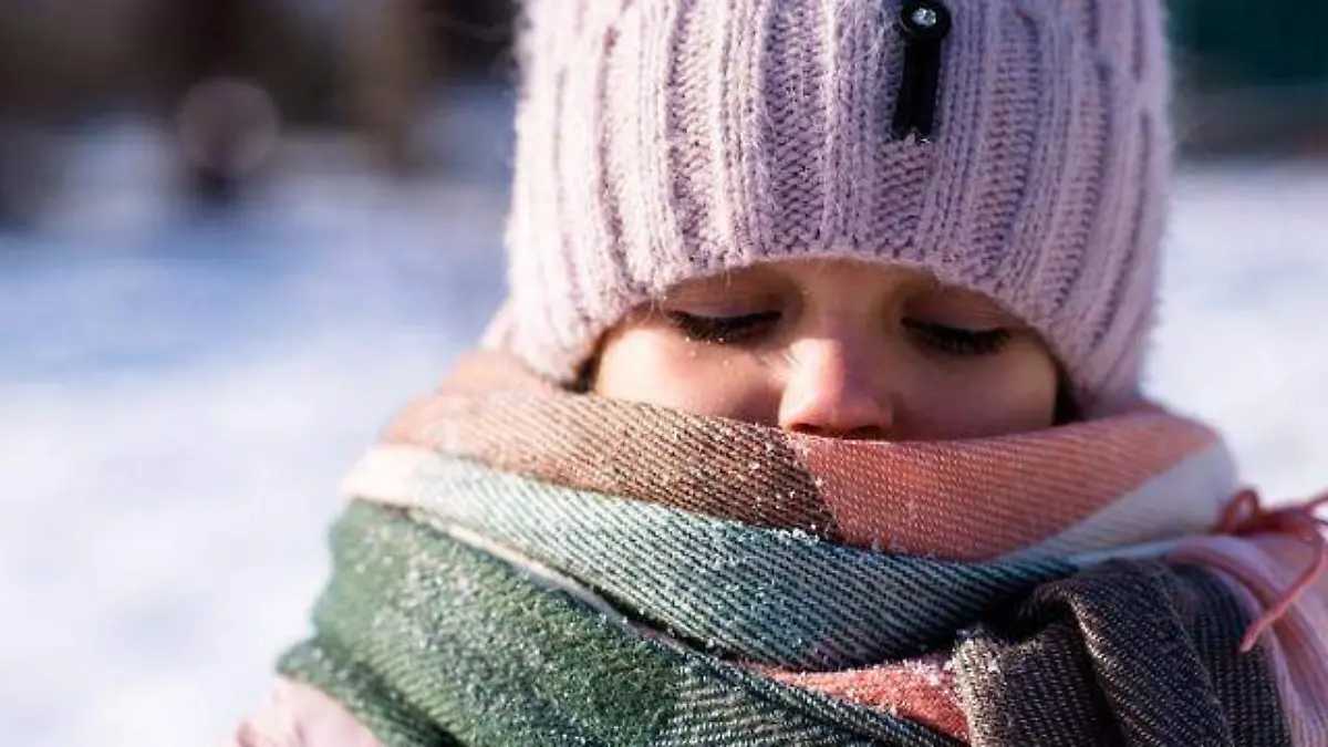 Niña abrigada contra el frío