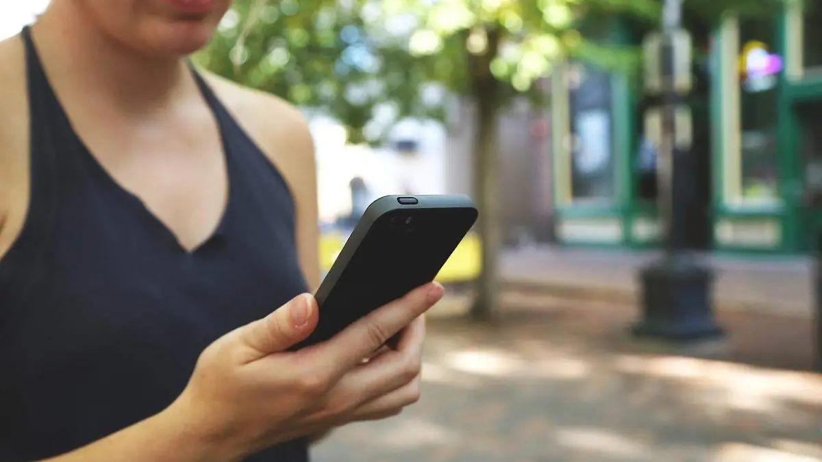 Mujer utulizando su celular