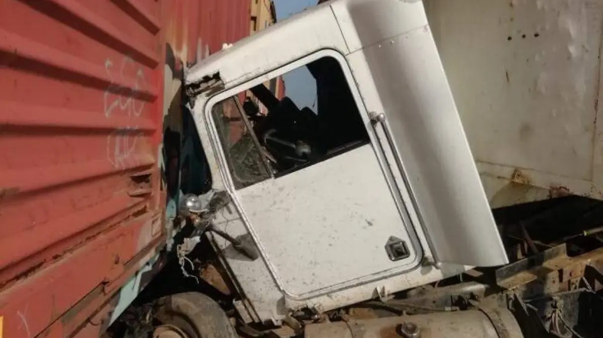 Choque camión de volteo y tren nueva