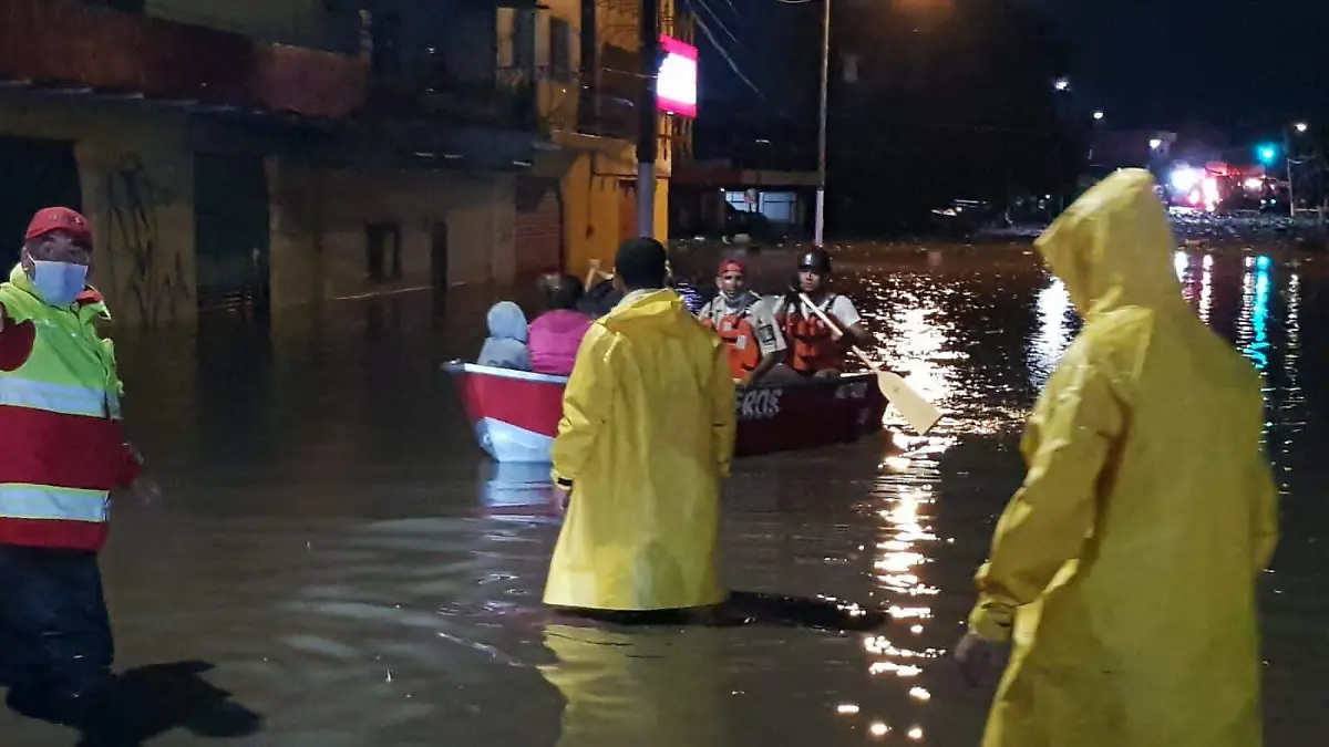 Rescate de familias por elementos de Protección Civil Zapopan