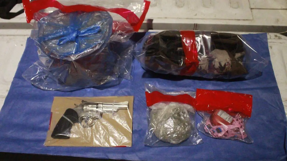 Arma y droga decomisada