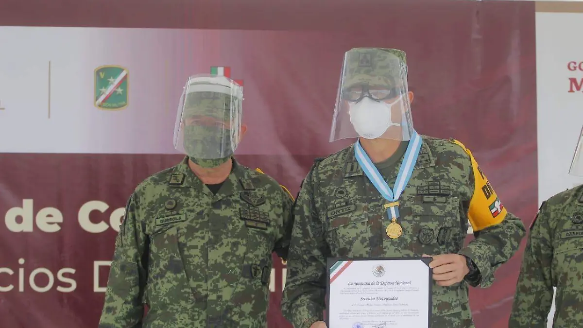 Reconocimiento director hospital militar