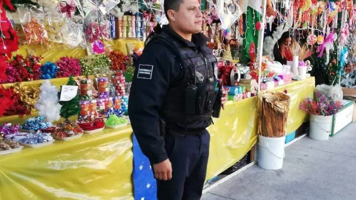 Policias resguardando tianguis navideño