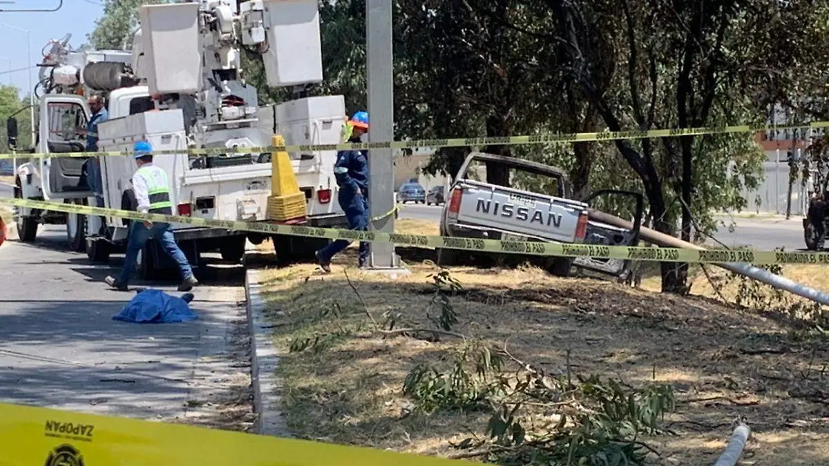 Hombre electrocutado tras chocar con un poste en Zapopan