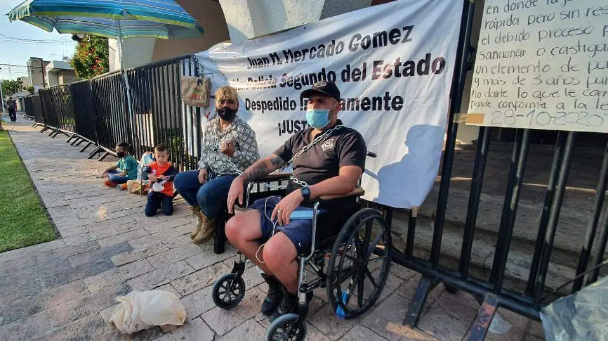 Ex policías encadenados