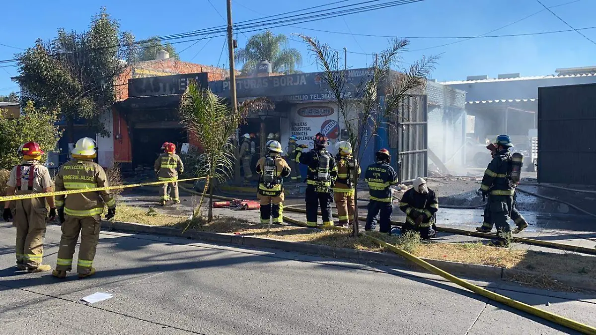 Incendio fábrica de pinturas Tlaquepaque