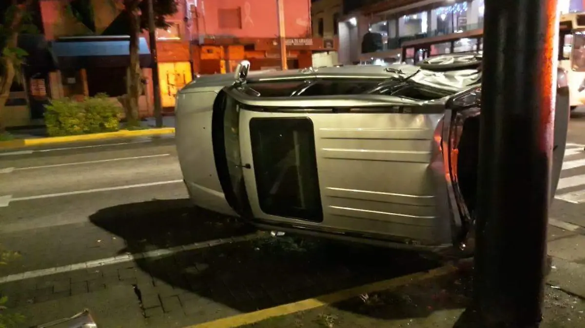 Camioneta volcada