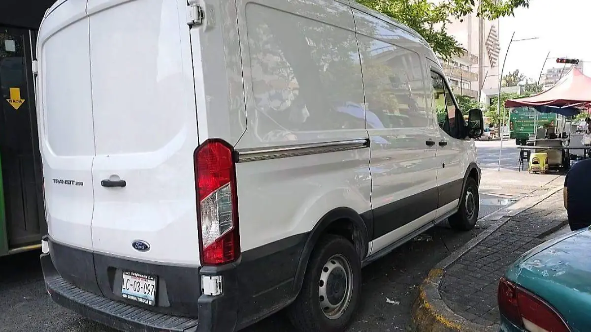 Revisan camioneta por sospechas de cochebomba