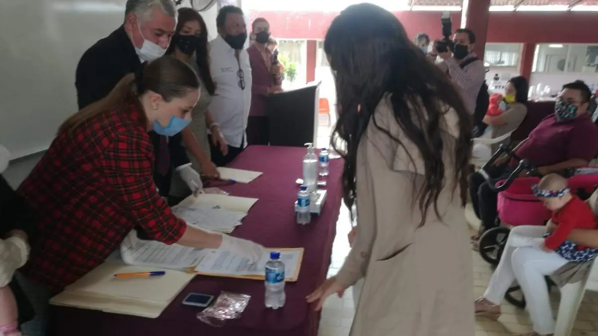 Entrega de actas de nacimiento