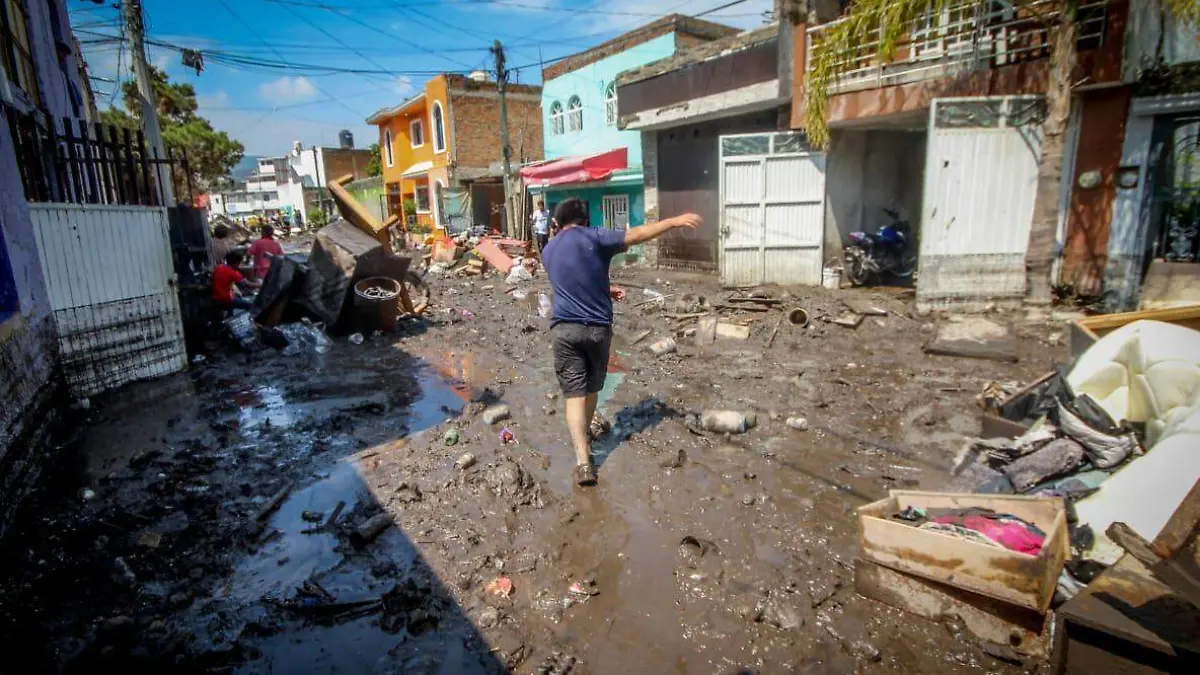 Vecinos afectados por la lluvia en Zapopan