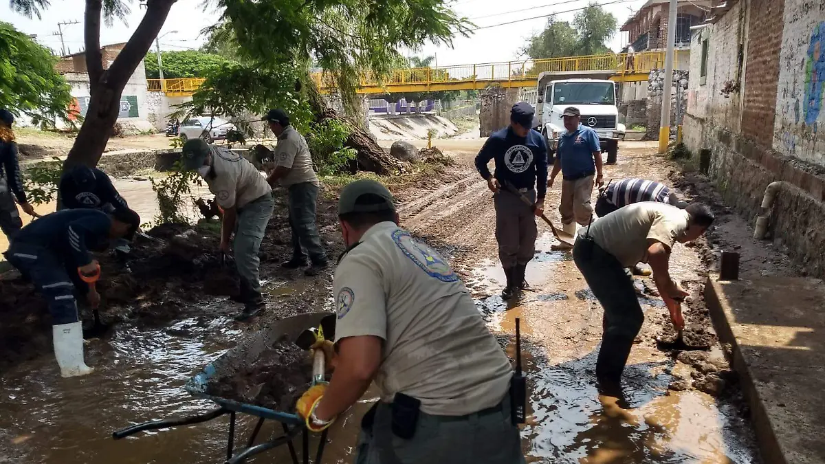 Elementos de Protección Civil realizan limpieza en Tizapán el Alto
