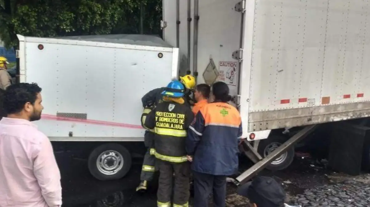 Choque camioneta con tráiler