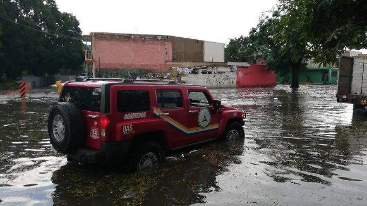 Afectaciones por la lluvia en avenida Lázaro Cárdenas