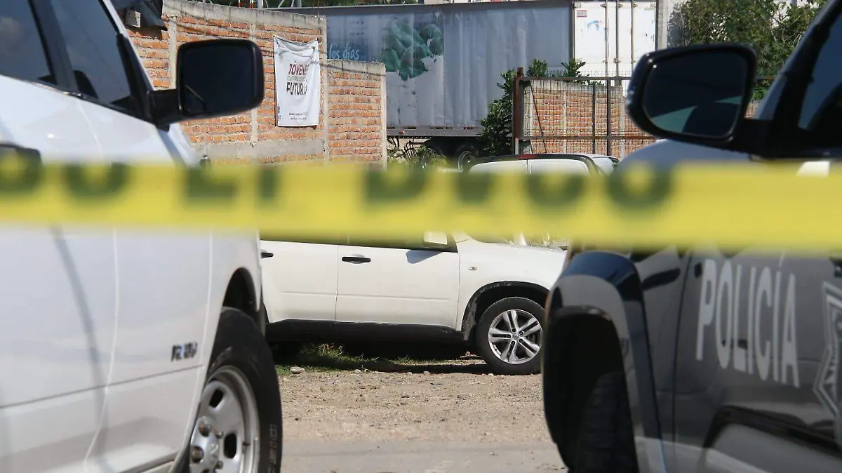 Hallan cuerpo en camioneta abandonada