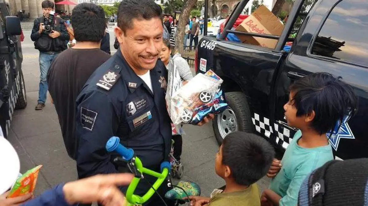 Policía da regalos a niños