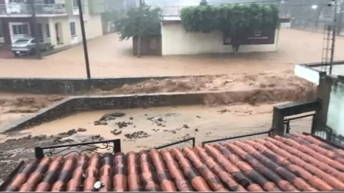 Desbordamiento de arroyo en Talpa