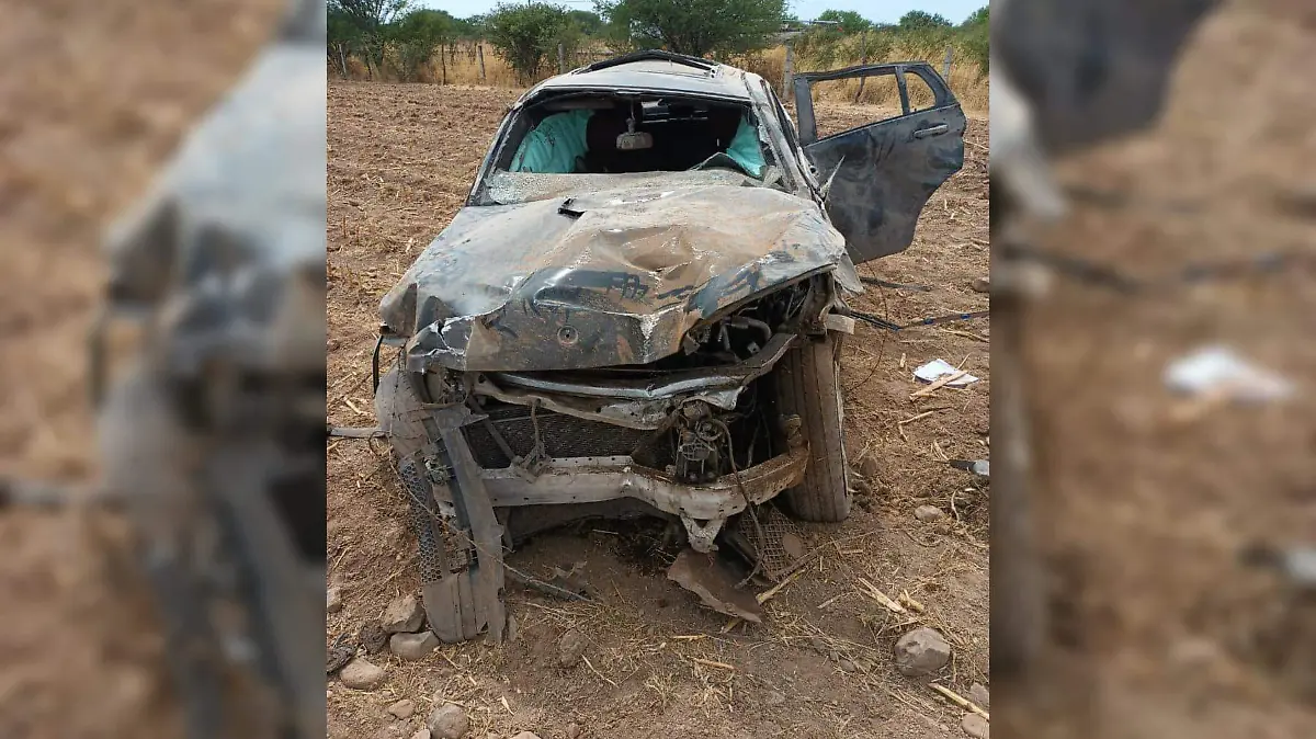 Volcadura camioneta a la que subieron a la fuerza a un Policía Estatal