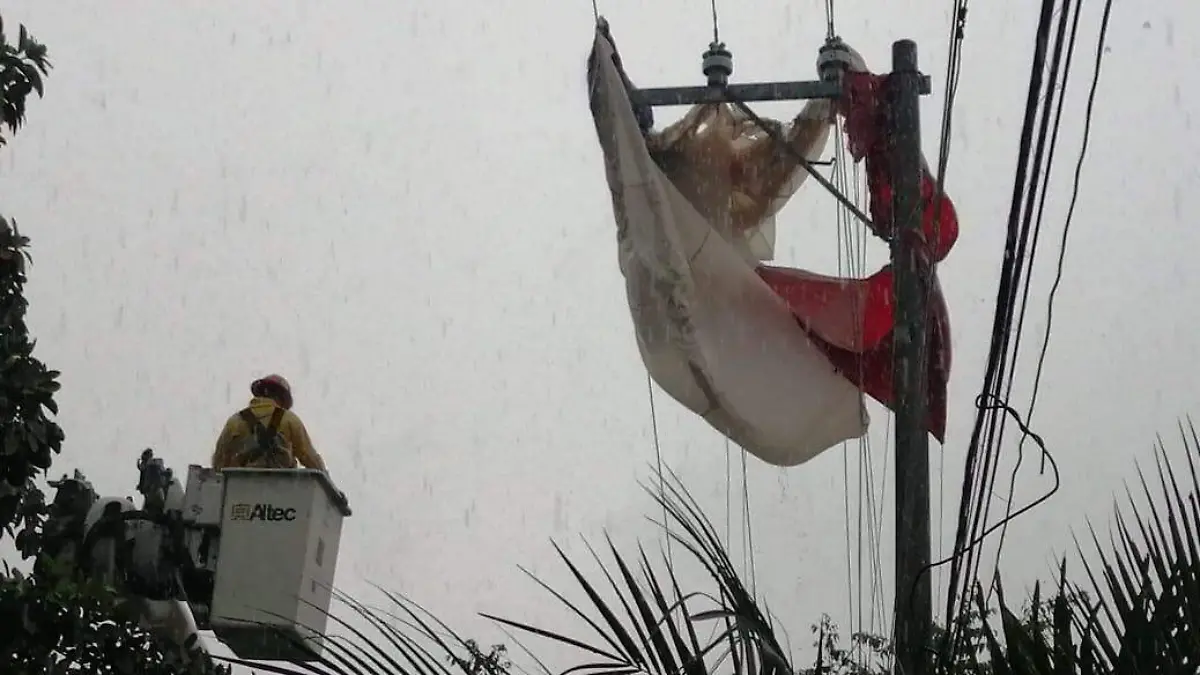 Joven queda colgada de un parachute en Puerto Vallarta