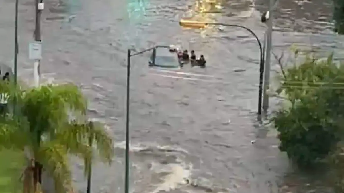 Rescate de una familia que quedó varada en medio de la fuerte corriente