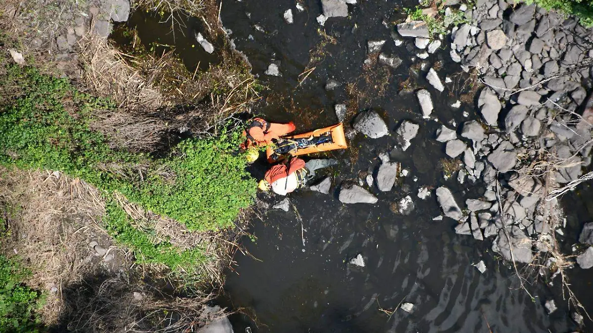 Rescatan cadáver de mujer que cayó a la barranca del Río Santiago