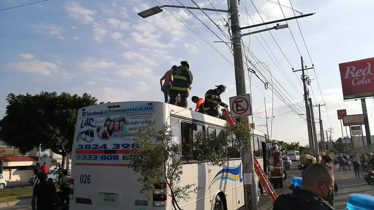 Auxilian a joven que instalaba cables