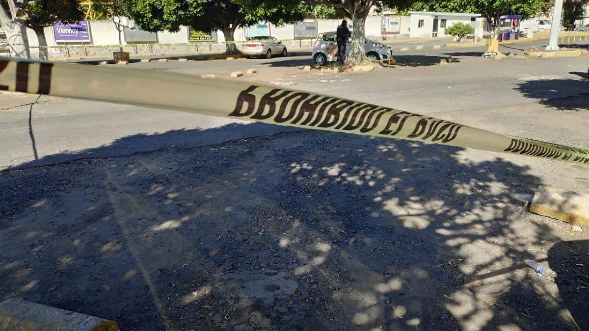 Atacan a mujer a balazos