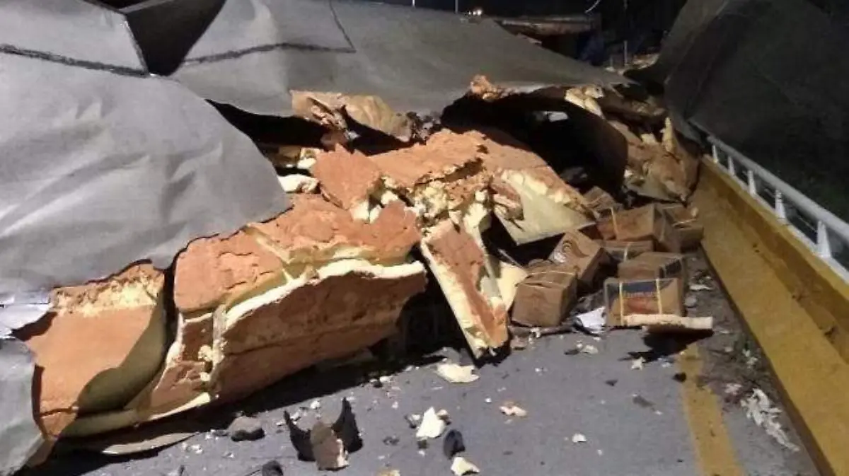 Volcadura tráiler de camarones