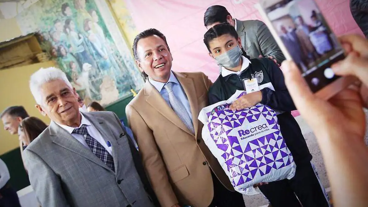 Entrega útiles escolares Pablo Lemus