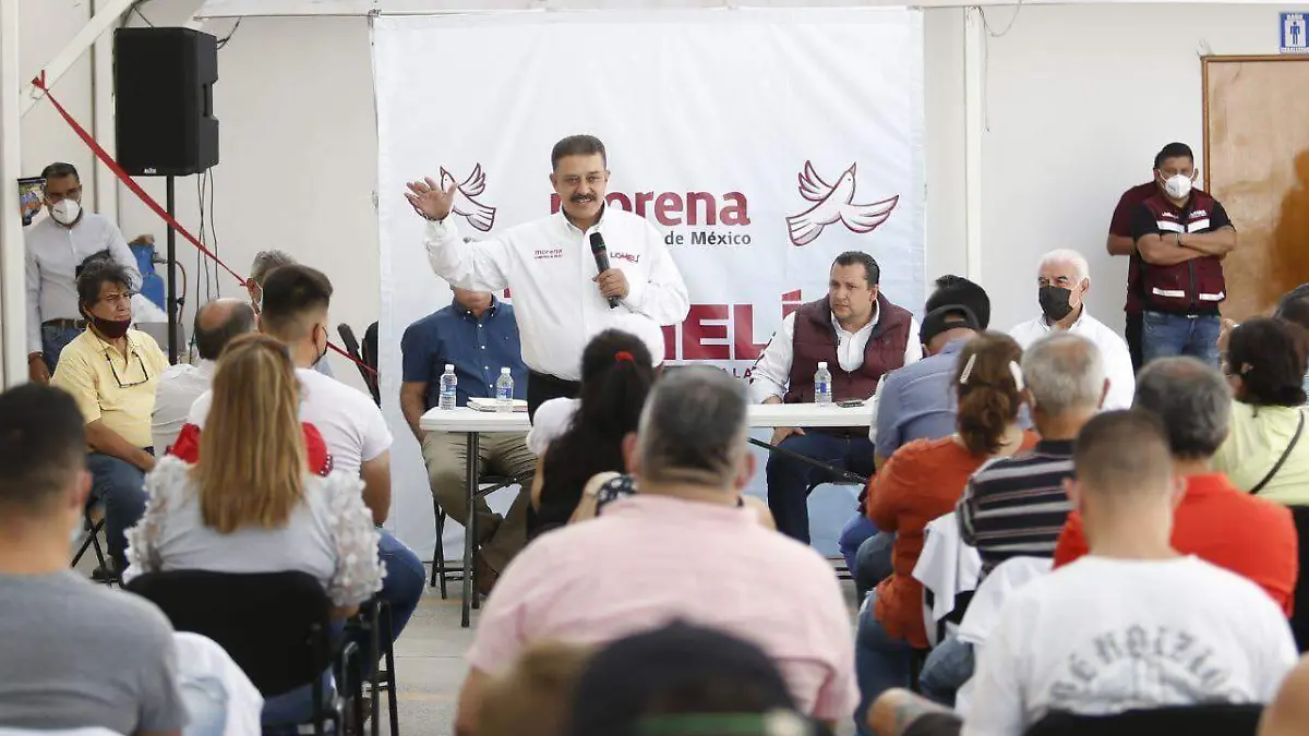 Carlos Lomelí con comerciantes de Medrano