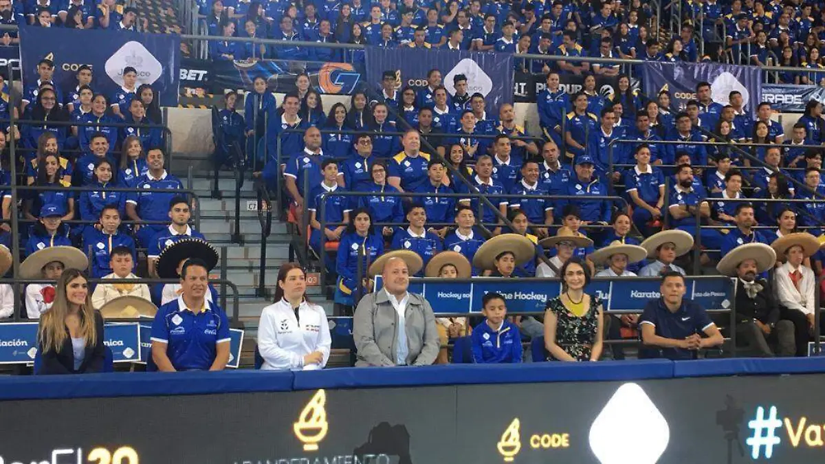 Enrique Alfaro con atletas de Jalisco