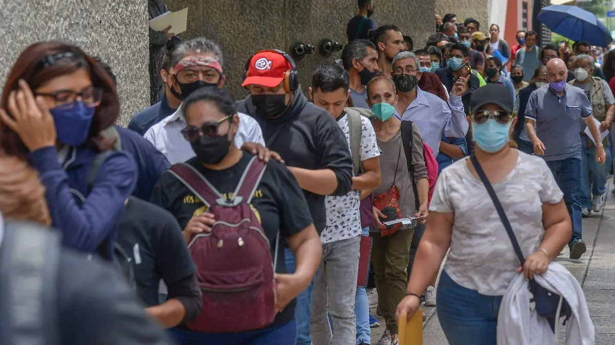 Contribuyentes hacen fila en el SAT