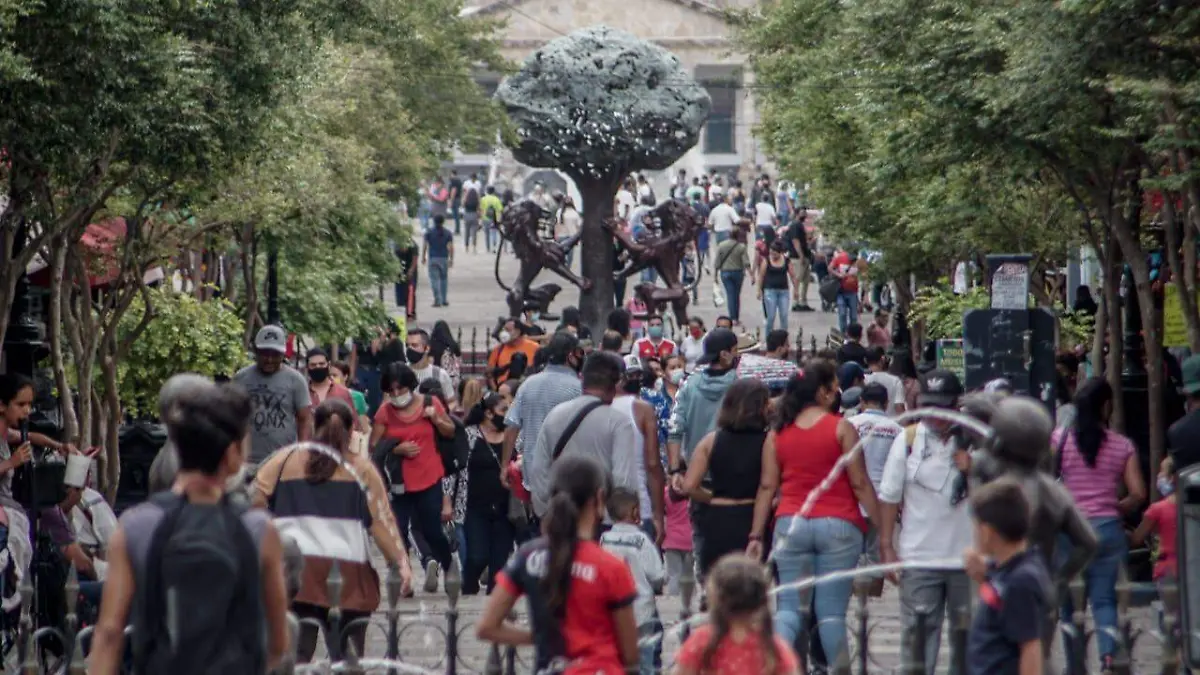 Tapatíos en calles del Centro de Guadalajara