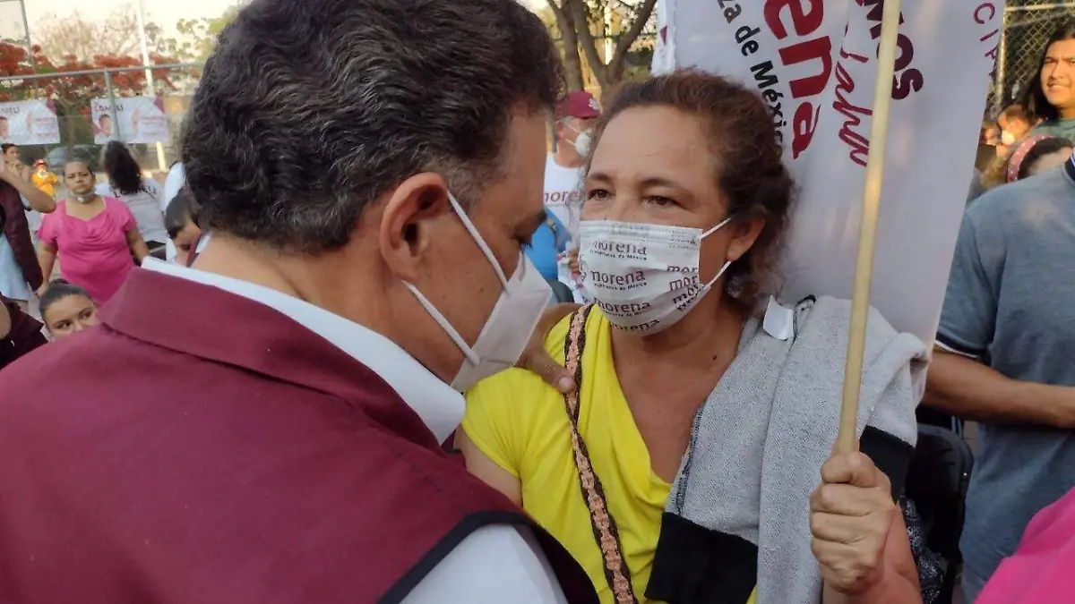 Carlos Lomelí escuchando las peticiones de vecinos de la colonia Tetlán