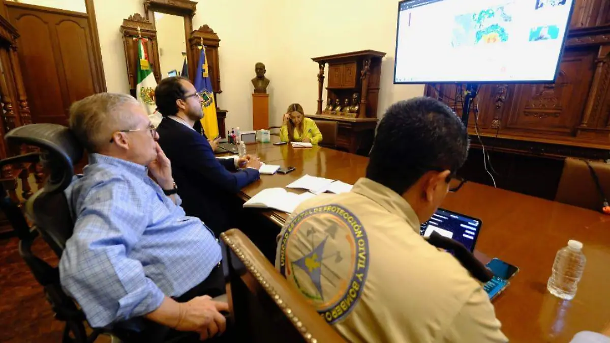 Reunión para analizar el paso de Beatriz por Jalisco