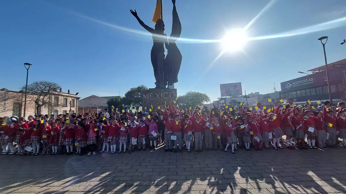 Alumnos reunidos en Plaza de la República