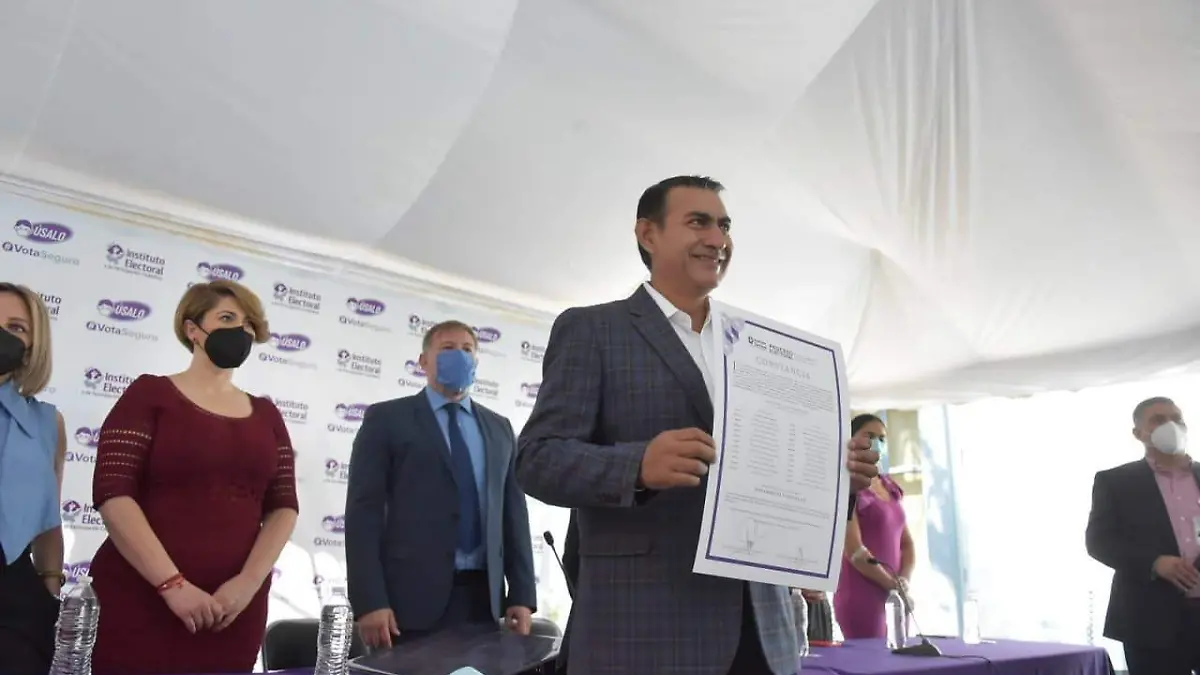 Salvador Zamora recibe su constancia como alcalde electo de Tlajomulco de Zuñiga