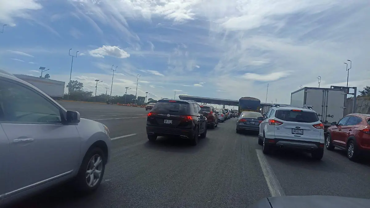 Turistas arriban a Colima