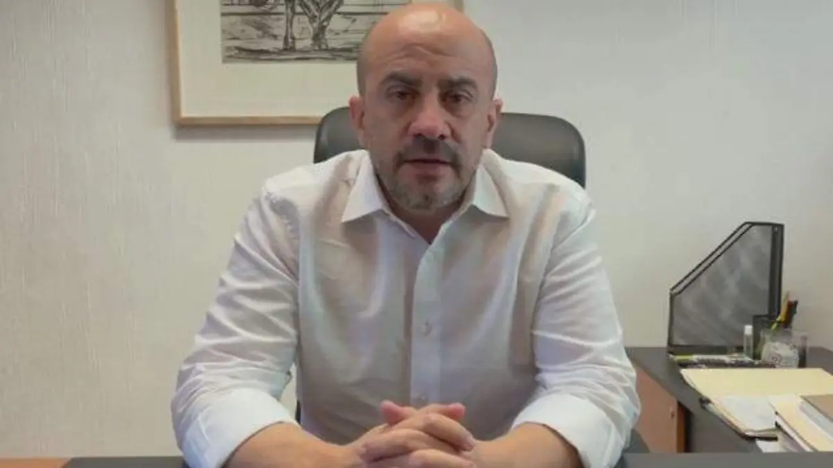 Ismael del Toro pide licencia a su cargo